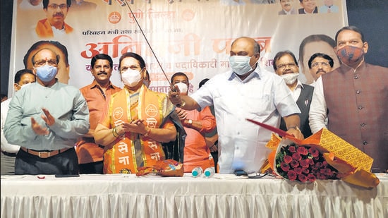 Anil Parab (holding sword and inset) at a Shiv Sena programme at Pune’s Nehru Memorial hall. The Nashik police have begun an investigation into allegations of corruption against Parab. (HT PHOTO) Anil Parab (holding sword and inset) at a Shiv Sena programme at Pune’s Nehru Memorial hall. The Nashik police have begun an investigation into allegations of corruption against Parab. (HT PHOTO)