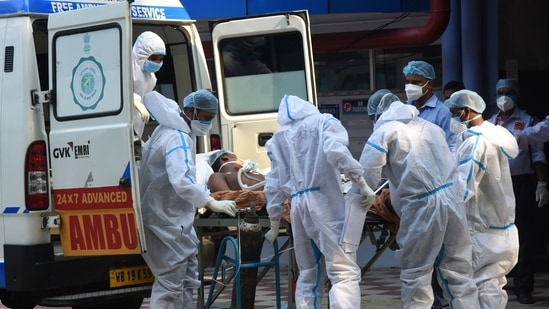 A Covid-19 patient on oxygen support being admitted into Sambhunath Pandit Hospital in Kolkata on May 30. India had crossed the grim milestone of 2 crore Covid-19 cases on May 4. Since then, the total tally has risen to 2,80,47,534, while the active caseload currently stands at 20,26,092 cases.(Samir Jana / HT Photo)