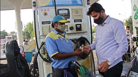 The price of petrol and diesel has risen by <span class='webrupee'>₹</span>3.83/litre and <span class='webrupee'>₹</span>4.42/litre across the country since May 4. (Photo by Ravindra Joshi/HT PHOTO)