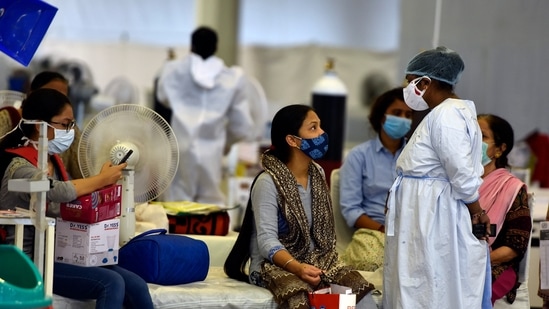 A health worker interacting with people at the Sri Guru Teg Bahadur Covid-19 Care Centre in New Delhi(Sanjeev Verma / HT Photo) A health worker interacting with people at the Sri Guru Teg Bahadur Covid-19 Care Centre in New Delhi(Sanjeev Verma / HT Photo)