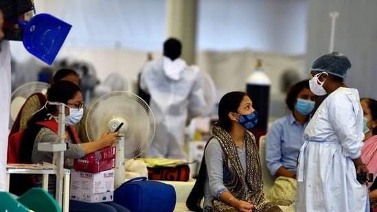 A health worker interacting with people at the Sri Guru Teg Bahadur Covid-19 Care Centre in New Delhi (Sanjeev Verma / HT Photo)