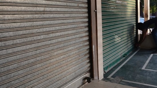 The order stated essential shops will now function on all days of the week between 7 am to 2 pm. (Sant Arora/HT file photo. Representative image) The order stated essential shops will now function on all days of the week between 7 am to 2 pm. (Sant Arora/HT file photo. Representative image)