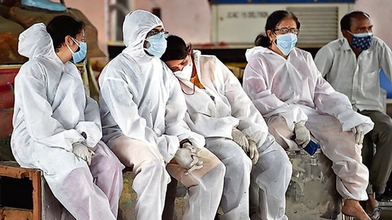 Relatives of a person who died of Covid-19 mourning at a Ghazipur crematorium in April.(Ajay Aggarwal /HT PHOTO) Relatives of a person who died of Covid-19 mourning at a Ghazipur crematorium in April.(Ajay Aggarwal /HT PHOTO)