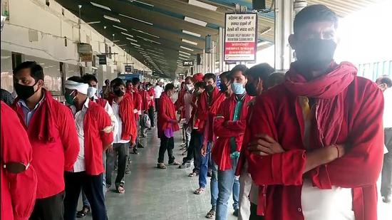 Porters stand in a queue as an NGO distributes ration kit, medicine, sanitizer, oximeter, and thermometer at Moradabad Railway Station in Uttar Pradesh on May 29. (File photo) Porters stand in a queue as an NGO distributes ration kit, medicine, sanitizer, oximeter, and thermometer at Moradabad Railway Station in Uttar Pradesh on May 29. (File photo)