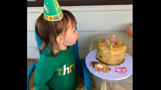 The image shows Leona with her Lion King-themed cake.(Twitter/@caseyfeigh)