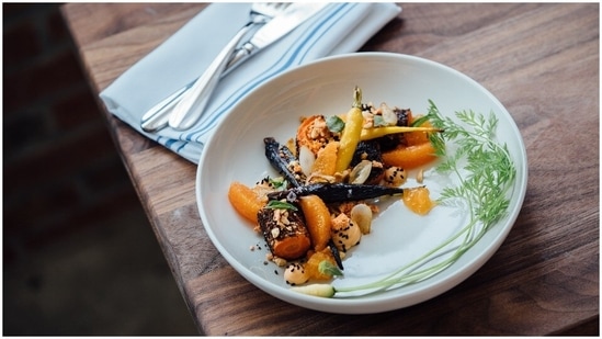 Honey glazed carrots (6 servings): Preheat oven to 400ºF (200ºC). Take 6 whole carrots, coat them in butter, honey, salt and pepper and bake for 25-30 minutes.(Unsplash)