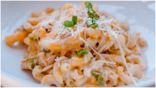 Mac n' cheese (6 servings): In a large pot, cook 445g pasta in 5 cups milk for 10 minutes. Turn off the heat, add 2 cups of cheddar cheese and stir until the cheese is melted. Serve hot.(Unsplash)