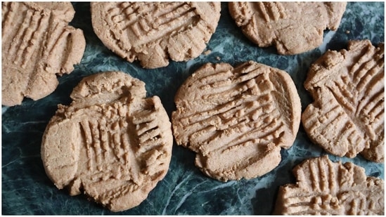 Peanut butter cookie: For this, you will need 1 cup peanut butter, 1/2 cup sugar and 1 egg. Preheat oven to 350ºF (180ºC). Mix all the ingredients, make them into balls and place them flat onto a nonstick baking sheet. Bake for 8-10 minutes. Set aside for a while and it is ready.(Unsplash)
