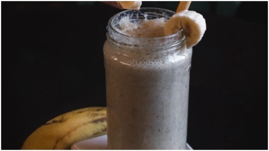 Banana oat smoothie (1 serving): Blend 1/2 cup rolled oats, 1 banana and 1 cup of milk in a blender, pour in a glass and enjoy.(Unsplash)