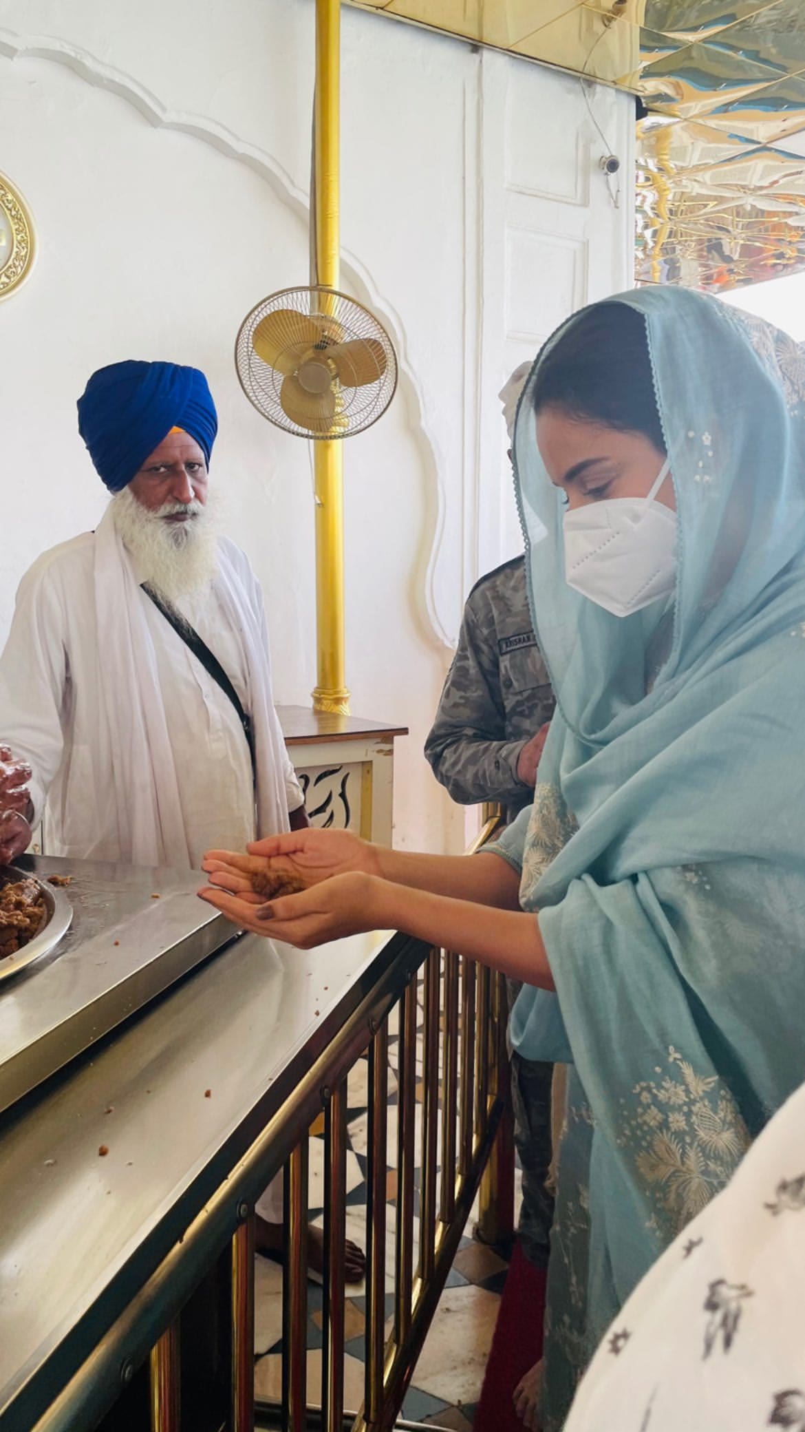 Kangana Ranaut visits Golden Temple with her family. Kangana Ranaut visits Golden Temple with her family.