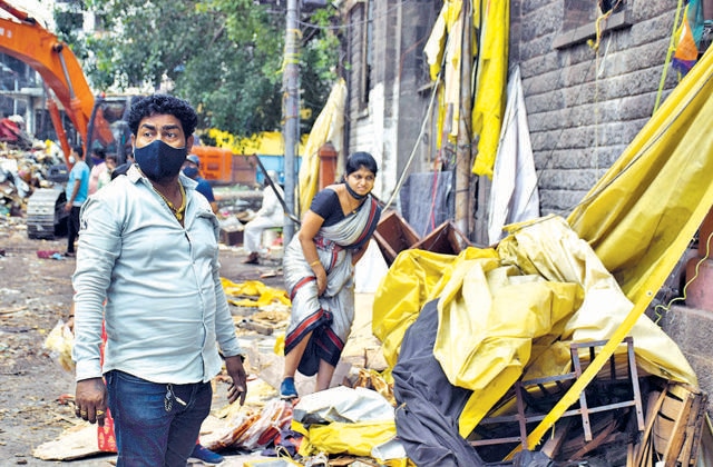 Vendor Mahesh Jadhav and his family collecting the remains after their fruit stall in Mandai was demolished by the PMC. (KALPESH NUKTE/HT) Vendor Mahesh Jadhav and his family collecting the remains after their fruit stall in Mandai was demolished by the PMC. (KALPESH NUKTE/HT)