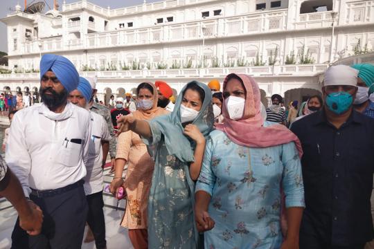 Security personnel in plainclothes escorting actor Kangana Ranaut at the Golden Temple on Monday. (Sameer Sehgal/HT) Security personnel in plainclothes escorting actor Kangana Ranaut at the Golden Temple on Monday. (Sameer Sehgal/HT)