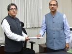 Former West Bengal chief secretary Alapan Bandopadhyay (L), who is now special advisor to chief minister, passes on the baton to Hari Krishna Dwivedi at state secretariat Nabanna in Howrah on Monday. (HT photo) Former West Bengal chief secretary Alapan Bandopadhyay (L), who is now special advisor to chief minister, passes on the baton to Hari Krishna Dwivedi at state secretariat Nabanna in Howrah on Monday. (HT photo)