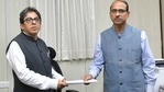Former West Bengal chief secretary Alapan Bandopadhyay (L), who is now special advisor to chief minister, passes on the baton to Hari Krishna Dwivedi at state secretariat Nabanna in Howrah on Monday. (HT photo) Former West Bengal chief secretary Alapan Bandopadhyay (L), who is now special advisor to chief minister, passes on the baton to Hari Krishna Dwivedi at state secretariat Nabanna in Howrah on Monday. (HT photo)