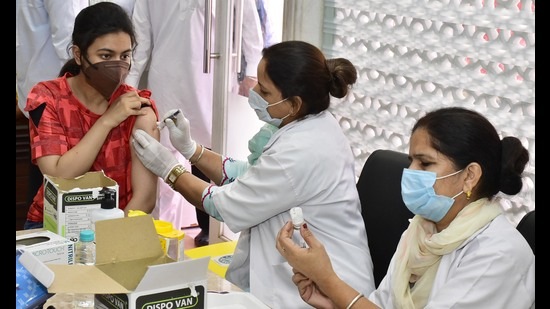 A health worker administers a vaccine dose on a beneficiary in the Golden Temple complex on Tuesday. (Sameer Sehgal) A health worker administers a vaccine dose on a beneficiary in the Golden Temple complex on Tuesday. (Sameer Sehgal)