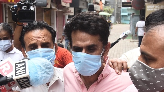 Delhi businessman Kalra being taken to police station from court. (HT Photo) Delhi businessman Kalra being taken to police station from court. (HT Photo)