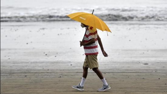 Mumbai, India - Dec. 14, 2020: People walks at Juhu Beach during slight drizzle of rain in Mumbai, India, on Monday, December 14, 2020. (Photo by Satyabrata Tripathy/Hindustan Times) (Satyabrata Tripathy/HT Photo)