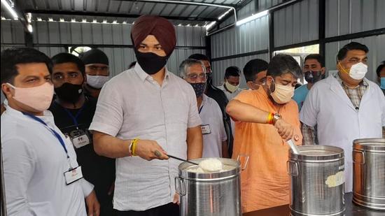 Haryana sports minister Sandeep Singh serving lunch at an NGO’s event in Ambala on Tuesday. (HT Photo)