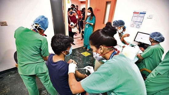 The Supreme Court on Monday also questioned the Centre’s vaccine policy, saying the government needs to “smell the coffee” and modify its policy that requires states to pay more for Covid-19 vaccines.(HT PHOTO/Raj K Raj) The Supreme Court on Monday also questioned the Centre’s vaccine policy, saying the government needs to “smell the coffee” and modify its policy that requires states to pay more for Covid-19 vaccines.(HT PHOTO/Raj K Raj)