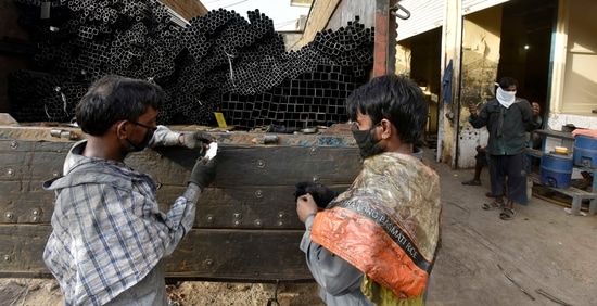 Workers at Anand Parbat Industrial area in New Delhi(Sanjeev Verma/ Hindustan Times) Workers at Anand Parbat Industrial area in New Delhi(Sanjeev Verma/ Hindustan Times)