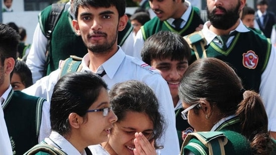 The organisational secretary of Shiksha Sanskriti Utthan Nyas (SSUN), Atul Kothari, in a letter to both Modi and Education Minister Ramesh Pokhriyal Nishank, favoured holding of exams in the respective schools in different shifts with teachers coming from outside. He also asked them to consider holding open book exams.(HT file)