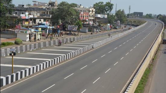 A deserted Pune-Bangalore National Highway. (HT photo)