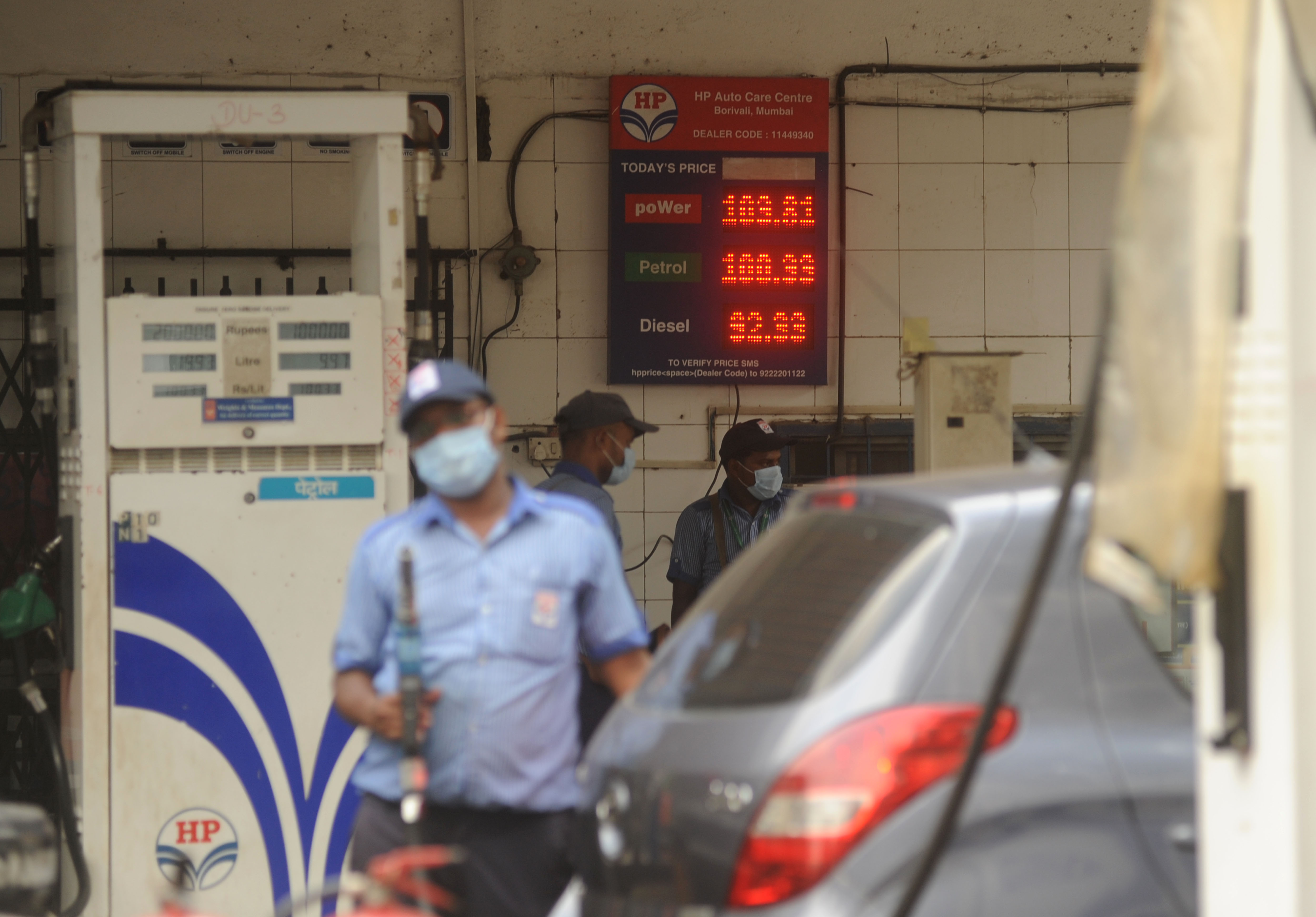 Gasoline is highly flammable. When you’re refilling your fuel tank, there is a chance of fire or explotion if the engine stays on. (HT Photo)