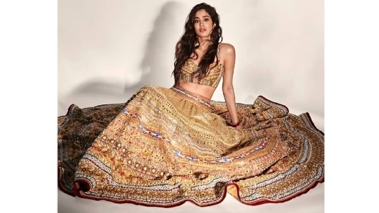 Janhvi sported minimal nude and subtle smokey make-up, her Bambi like eyes are so expressive on their own, that she hardly ever needs to add more drama to them with any kind of additional eye make-up, and for this shoot as well, the actor only sported light kohl and eye shadow. (Instagram/ElleIndia)