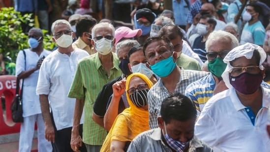People queue up for coronavirus vaccine in Mumbai, India. (AP)