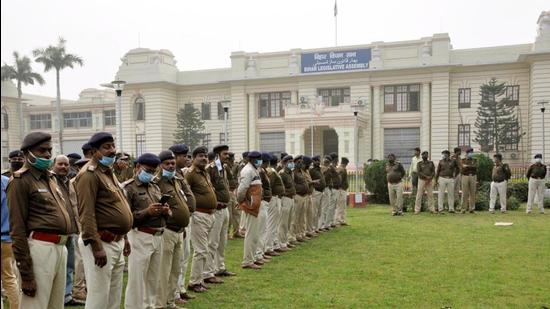Most Bihar policemen were unhappy with the order banning use of mobiles during duty. HT Photo/Representative use. Most Bihar policemen were unhappy with the order banning use of mobiles during duty. HT Photo/Representative use.