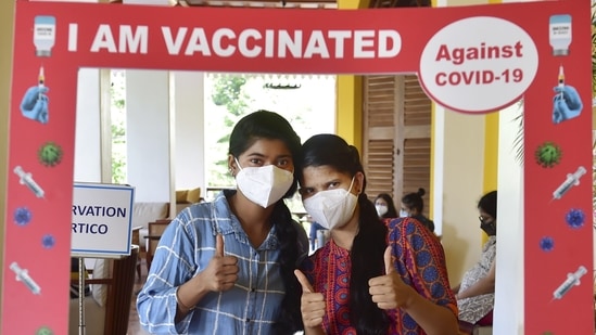 Beneficiaries pose for a photo after receiving shot of Covid-19 vaccine in Bengaluru, on Tuesday.(PTI Photo) Beneficiaries pose for a photo after receiving shot of Covid-19 vaccine in Bengaluru, on Tuesday.(PTI Photo)