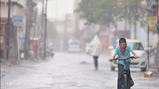 Heavy rain at Katraj on Tuesday meant that Punekars received pre-monsoon showers for a 10th day in succession (RAHUL RAUT/HT) Heavy rain at Katraj on Tuesday meant that Punekars received pre-monsoon showers for a 10th day in succession (RAHUL RAUT/HT)