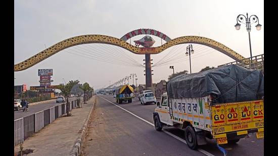 The 39-kilometre road will work as a bypass to ease traffic congestion in the twin city. The National Highways Authority of India will start the process of acquisition of 177.75 hectares of land in the next 10 days. (HT FILE PHOTO)