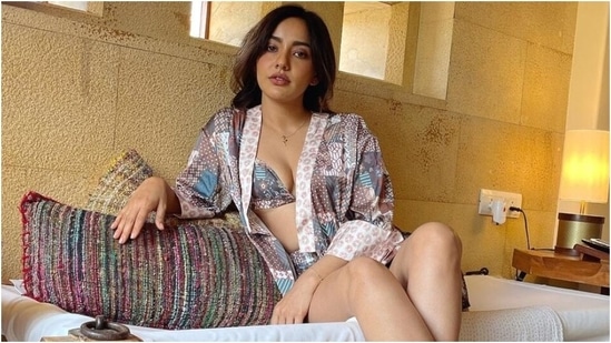 Neha Sharma in <span class='webrupee'>?</span>7,499 co-ord bralette and shorts gets holiday fashion right(Instagram/@nehasharmaofficial)