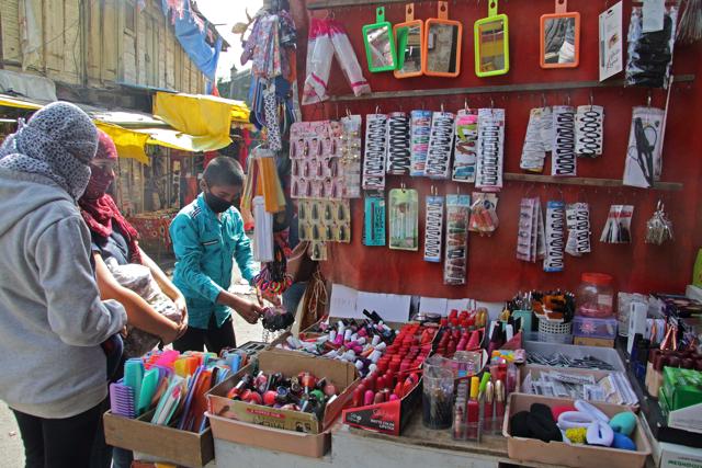 A non-essential shop at Tulshibaug, in Pune, on Tuesday. (RAVINDRA JOSHI/HT)