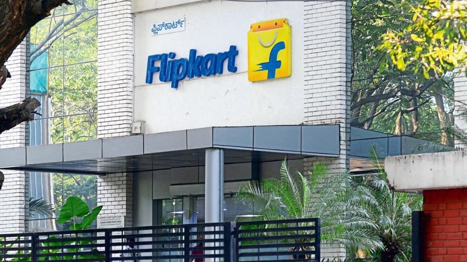 SoftBank looks to invest $700 million in Flipkart