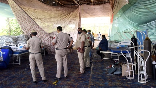 Evacuation work in progress at Hemkunt Oxygen Centre in Sector 61 after some dispute with locals in Gurugram. (Vipin Kumar / Hindustan Times)