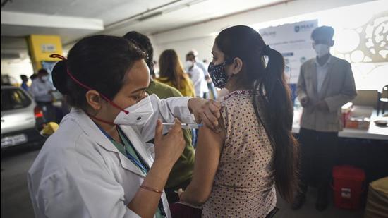 A health worker administers a dose of Covid-19 vaccine during a drive-through camp set up in Rohini, New Delhi, India, on Thursday. (HT PHOTO) A health worker administers a dose of Covid-19 vaccine during a drive-through camp set up in Rohini, New Delhi, India, on Thursday. (HT PHOTO)