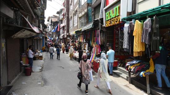 A partially opened market in Srinagar on Thursday. (Waseem Andrabi/HT) A partially opened market in Srinagar on Thursday. (Waseem Andrabi/HT)