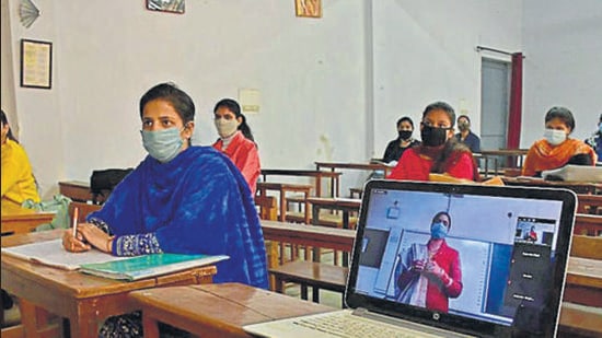 A teacher conducts online and offline class simultaneously at SCD Government College in Ludhiana, Punjab. (HT archive)