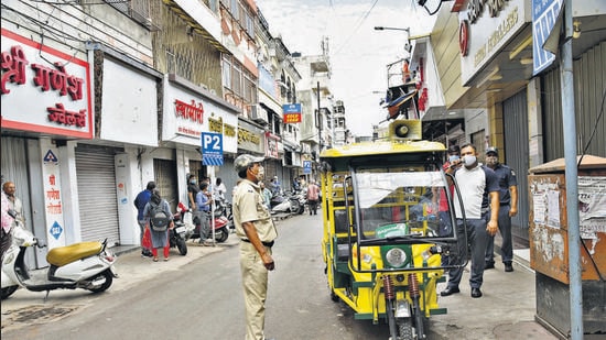 A civic official on loudspeaker alert owners to shut shops and follow 11am-2pm timings at Dehu Cantonment road, on Wednesday. (HT) A civic official on loudspeaker alert owners to shut shops and follow 11am-2pm timings at Dehu Cantonment road, on Wednesday. (HT)
