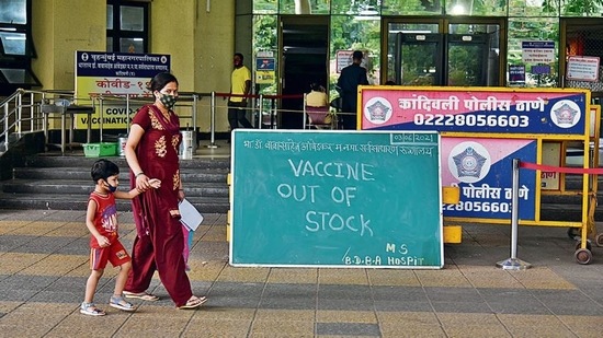 Vaccination centre at Dr. Babasaheb Ambedkar Hospital (Shatabdi Hospital) closed due vaccine shortage at Kandivali, in Mumbai. (Vijay Bate / HT Photo)