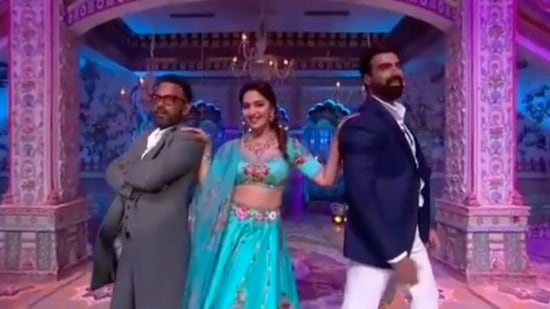 Madhuri Dixit along with Tushar Kalia and Dharmesh Yelande danced to Kajra Re.