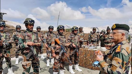 General MM Naravane interacts with troops along the Line of Control and compliments them for their high morale and high state of operational preparedness, Kashmir. (PTI/Twitter/@adgpi) General MM Naravane interacts with troops along the Line of Control and compliments them for their high morale and high state of operational preparedness, Kashmir. (PTI/Twitter/@adgpi)