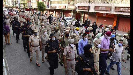 Police taking out flag march in Amritsar on Thursday. (Sameer Sehgal/ht) Police taking out flag march in Amritsar on Thursday. (Sameer Sehgal/ht)