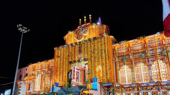 Badrinath shrine decorated with flowers during the opening of its portals on May 18. (HT Photo) Badrinath shrine decorated with flowers during the opening of its portals on May 18. (HT Photo)
