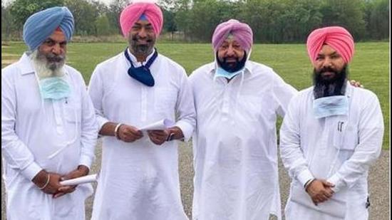 Punjab chief minister Capt Amarinder Singh (second from right) with AAP rebel leaders Sukhpal Singh Khaira (second from left), Jagdev Singh Kamalu and Pirmal Singh Dhaula after they joined the Congress in Chandigarh on Thursday. (Twitter)