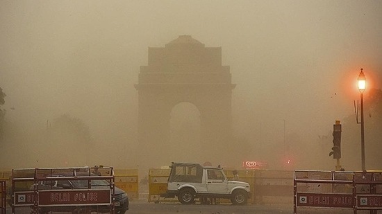 The minimum temperature on Wednesday was 22°C, and the maximum temperature was 37°C..(Sanjeev Verma/Hindustan Times)