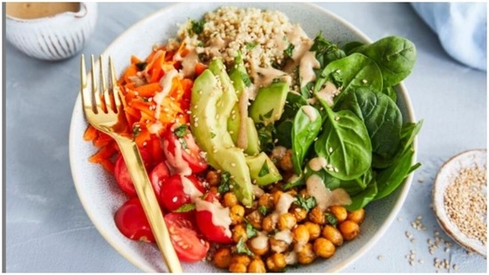 Quinoa bowl: You can play around with this dish. Throw in all your favourite vegetables in a bowl, season with a good dressing and your dinner is prepared. (Instagram/inform_rezepte)