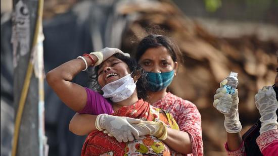 Aggrieved family of a Covid-19 victim at Seemapuri crematorium in New Delhi. (HT file)